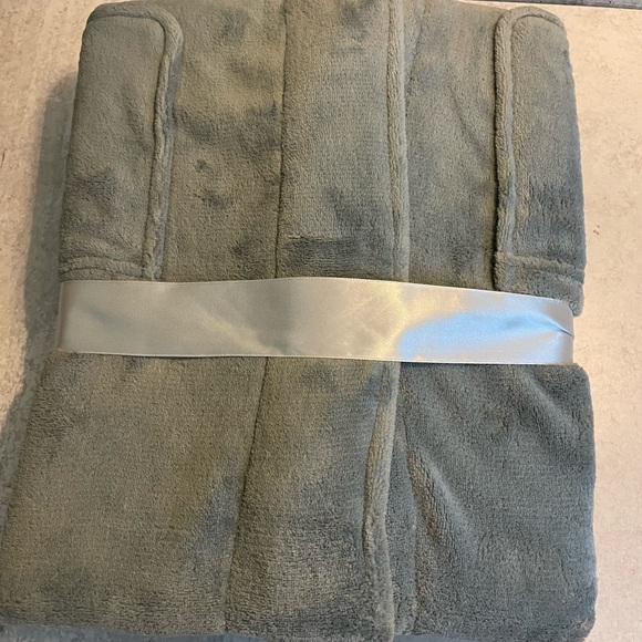 NWT Unisex Fleece Grey Robe Microfiber Bathrobe Shawl Collar Spa Sleepwear - Picture 2 of 2